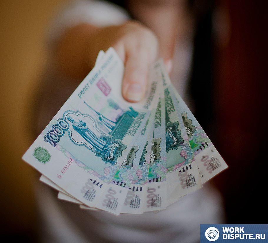 женские руки держащие купюры