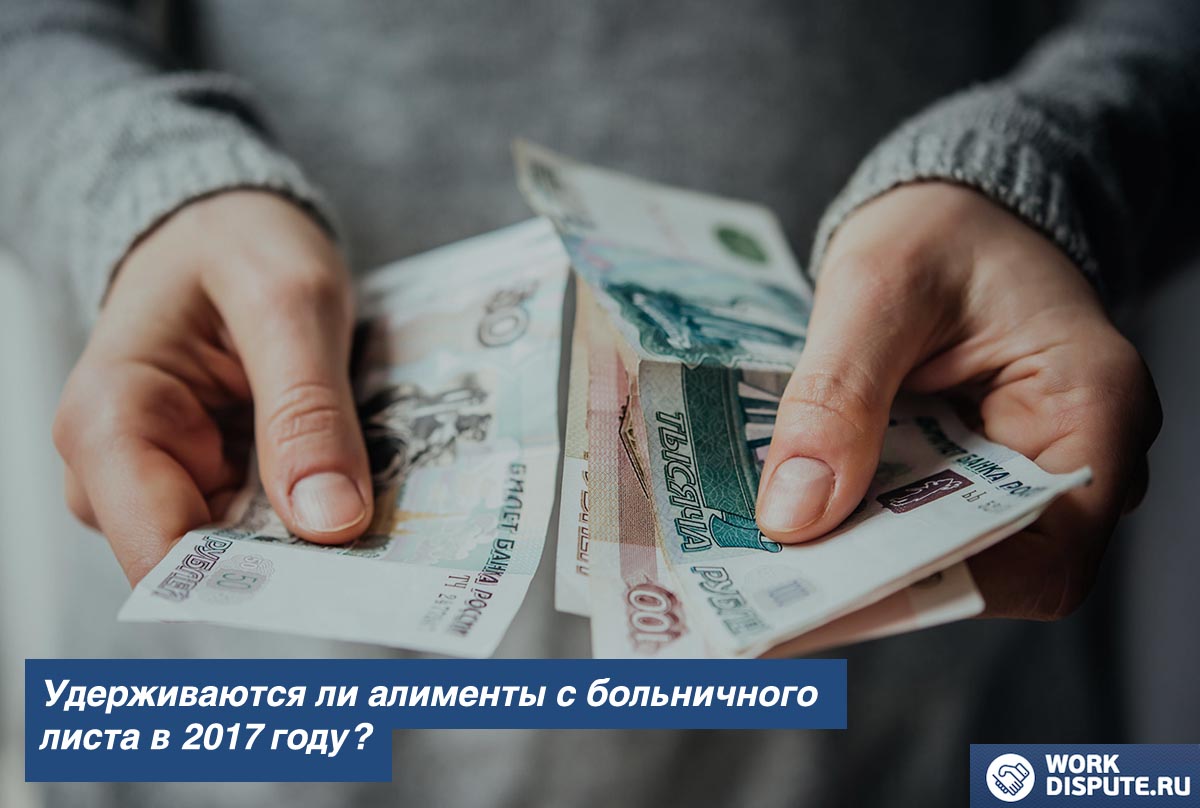 женщина держит в руках купюры