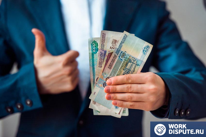 мужчина держит в руках купюры