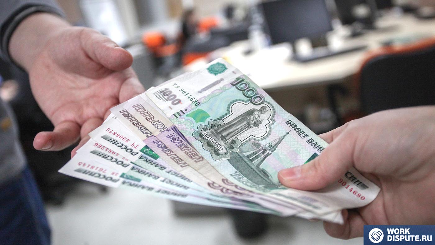 мужчина держит в руках купюры