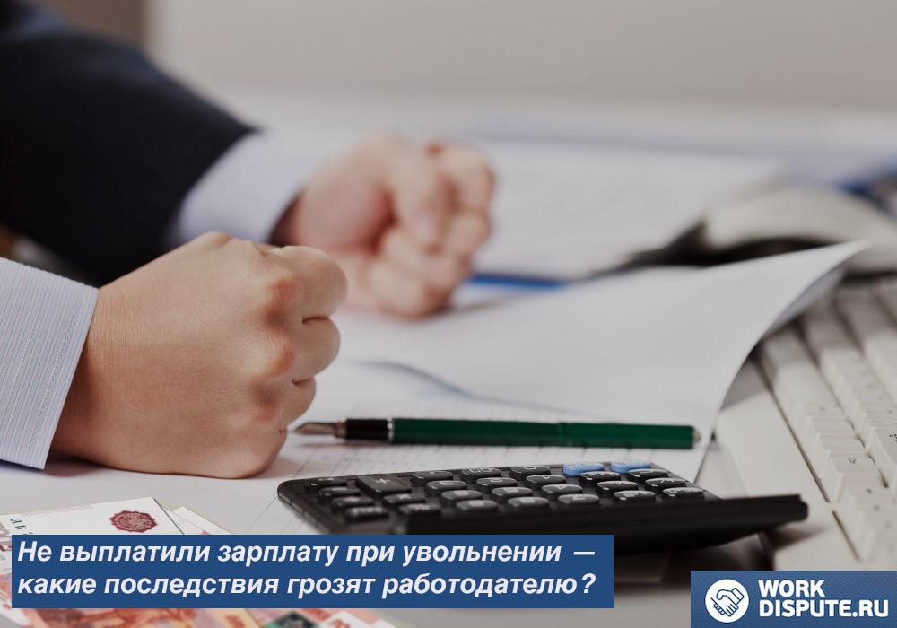 мужчина, сжав кулаки, сидит за столом