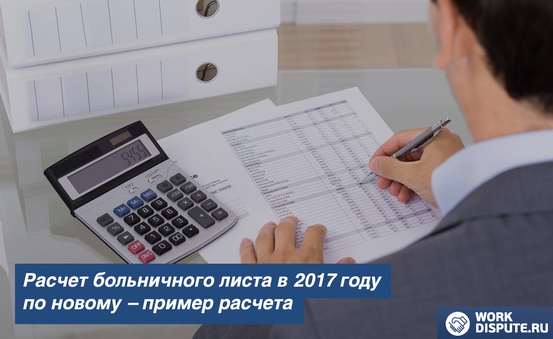 мужчина пишет ручкой на бумаге