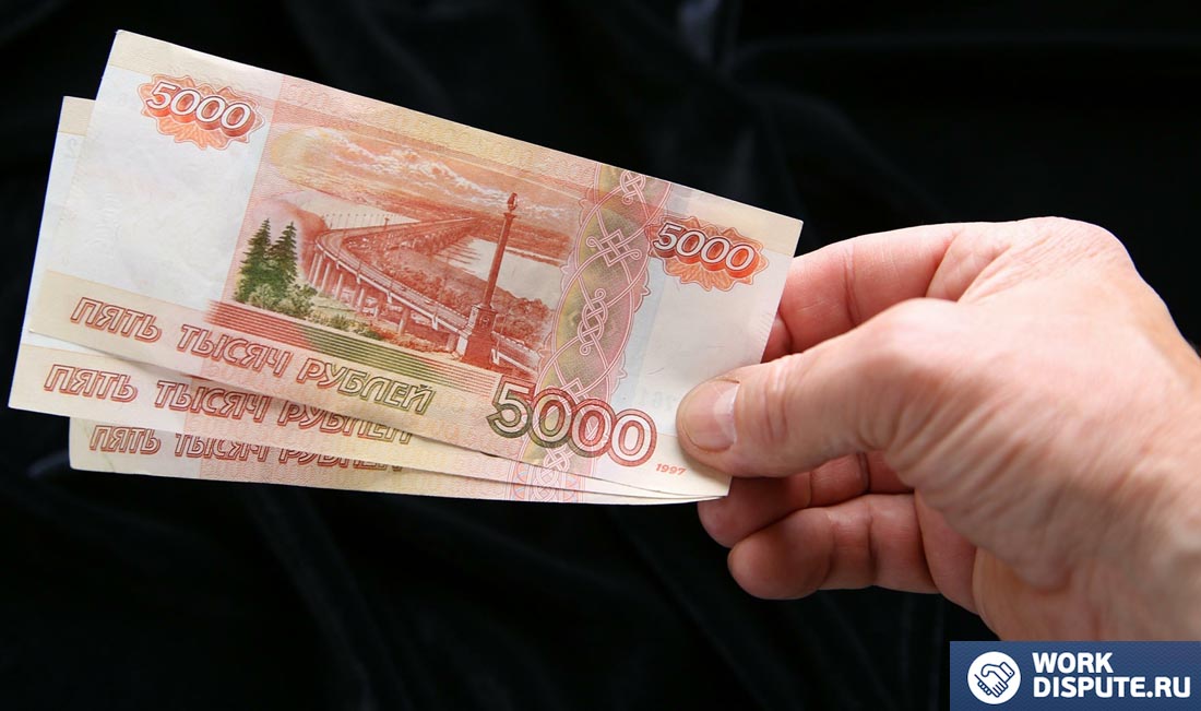 мужчина держит в руке крупные купюры
