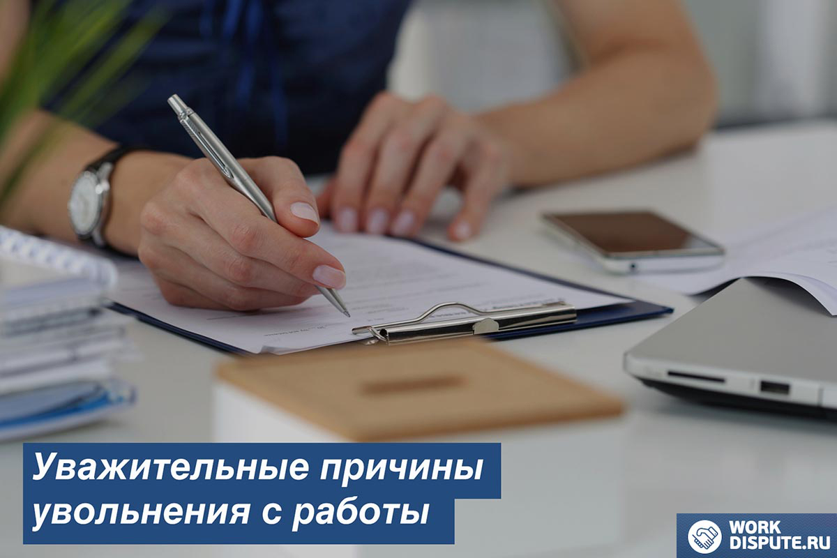 человек ручкой пишет в документе на столе