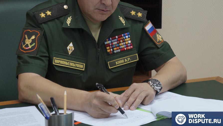 Военный, сидящий за столом