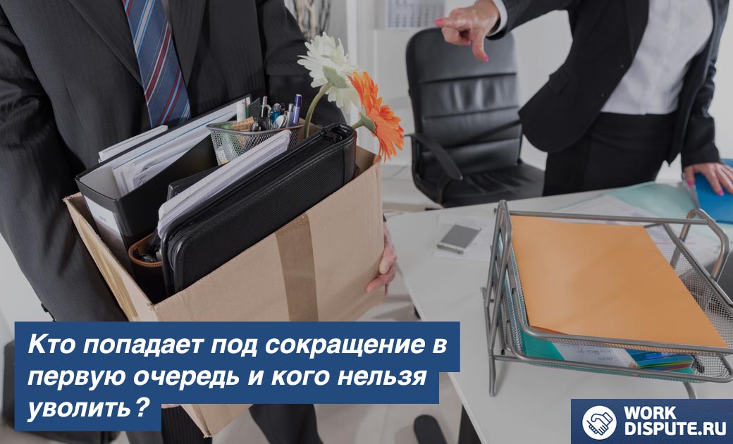 мужчина держит в руках коробку с вещами