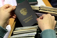 Трудовая книжка в руках