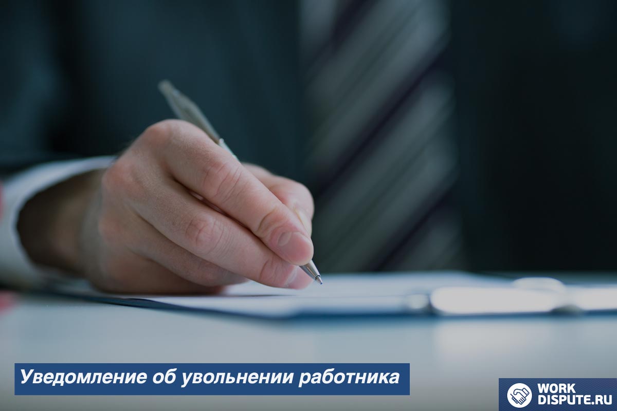 мужчина держит в руке ручку