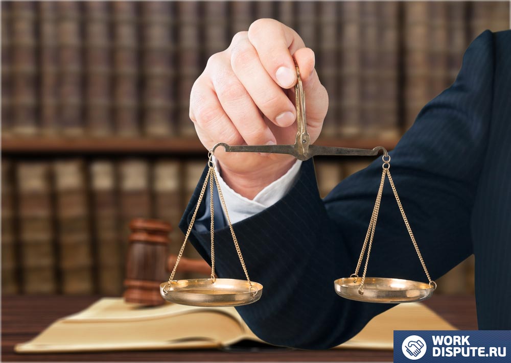 мужчина держит в руке весы правосудия