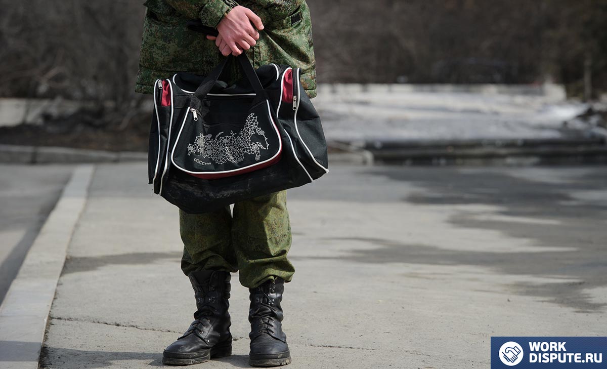 Cолдат, держащий в руках сумку