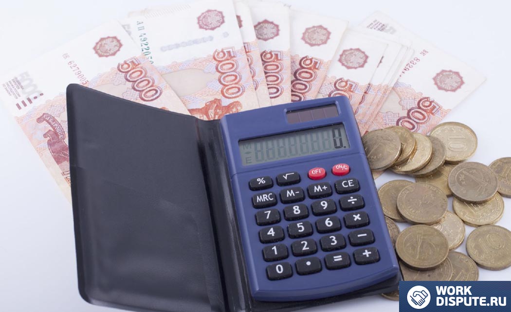 калькулятор лежит на купюрах