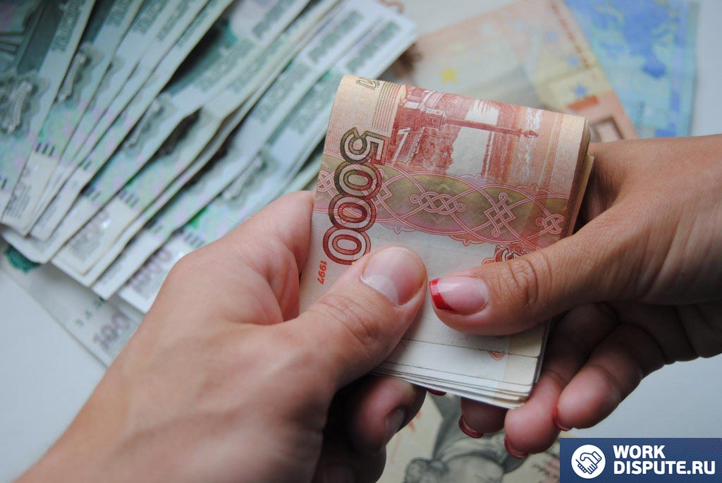 Мужчина и женщина держащие крупные купюры в руках